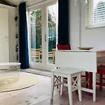 Tiny House In Tuin De Statige Mariahof Nyaraló Dordrecht